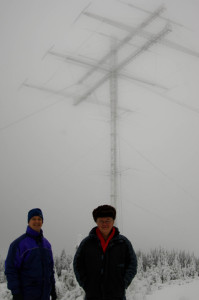 Michael G7VJR (izquierda), Olof G0CKV (derecha) con el haz OH8X 160m en la niebla